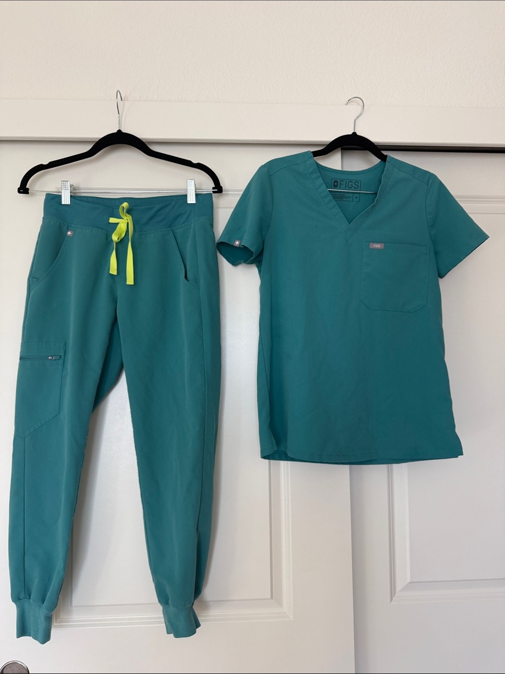 Figs Teal Scrub Set with Neon Yellow Drawstring XS and XS petite